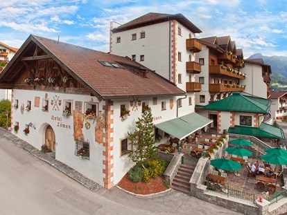 Familienhotel - Wellnessbereich - Tirol - Außenansicht Sommer - Leading Family Hotel Löwe****s