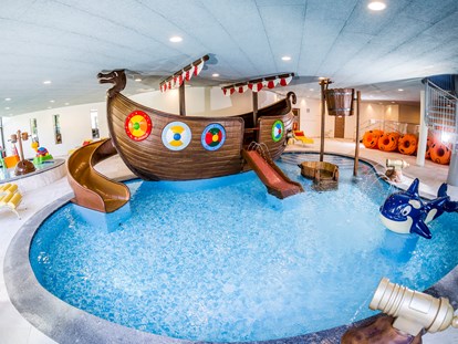 Familienhotel - Schwimmkurse im Hotel - Italien - Kinderpool mit Vikinger Schiff und Wasserspielen - SONNEN RESORT ****S