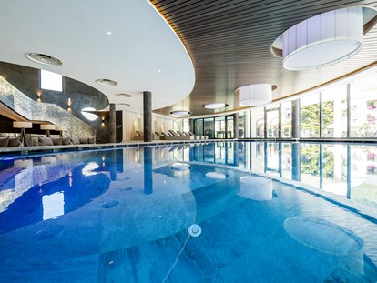 Familienhotel - Ponyreiten - Südtirol - Indoorhallenbad mit Schwimmschleuse in's Freie  - SONNEN RESORT ****S