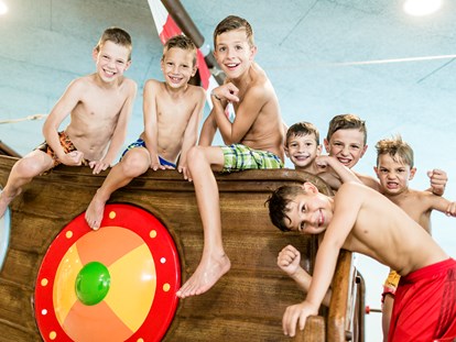 Familienhotel - Schwimmkurse im Hotel - Italien - Kinderhallenbad mit Piratenschiff und verschiedenen Wasserattraktionen - SONNEN RESORT ****S