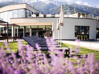 Familienhotel - Ponyreiten - Südtirol - Außenansicht vom Hotel - SONNEN RESORT ****S