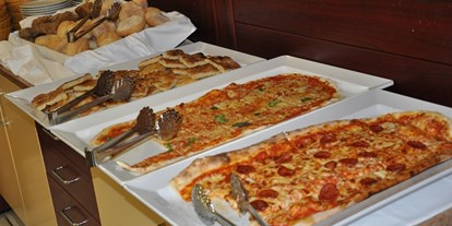 Familienhotel - Umgebungsschwerpunkt: Therme - Italien - Pizza am Buffet - Club Family Hotel Costa dei Pini Cervia