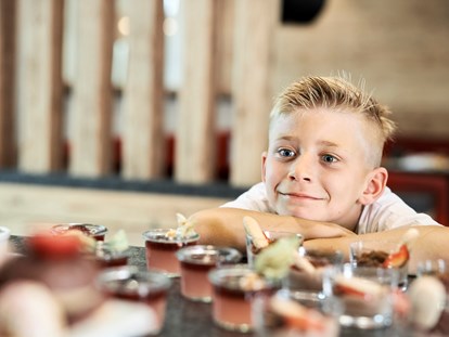 Familienhotel - Wellnessbereich - Tirol - Dessertbuffet - Familienresort Buchau