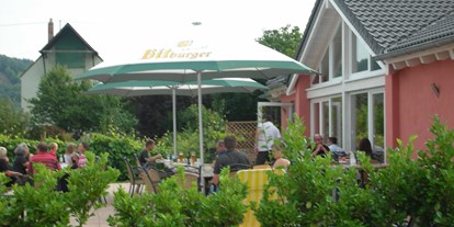 Familienhotel - Babysitterservice - Rheinland-Pfalz - Sonnenterrasse mit Blick auf Spielplatz - Ferienresidenz ZickZack