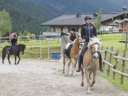 Familienhotel - Ponyreiten - Tirol - Reiten für die gesamte Familie - Familienparadies Sporthotel Achensee****