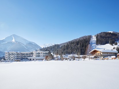 Familienhotel - Ponyreiten - Tirol - Außenansicht Winter - Familienparadies Sporthotel Achensee****