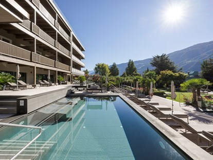 Familienhotel - Ponyreiten - Südtirol - Solepool mit Thermalwasser 34 °C im Garten - Feldhof DolceVita Resort