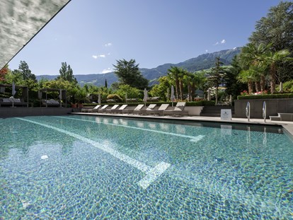 Familienhotel - Ponyreiten - Südtirol - Sportbecken 27 °C im Garten - Feldhof DolceVita Resort