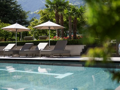 Familienhotel - Schwimmkurse im Hotel - Italien - Kuschelliegen im Garten - Feldhof DolceVita Resort