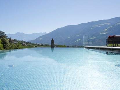 Familienhotel - Ponyreiten - Südtirol - Sky-Infinity-Pool mit Thermalwasser 32 °C im 5. Stock - Feldhof DolceVita Resort