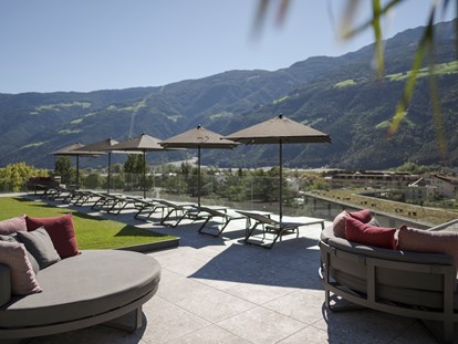 Familienhotel - Ponyreiten - Südtirol - Sky-Sonnenterrasse im 5. Stock - Feldhof DolceVita Resort
