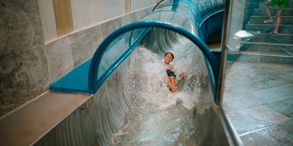 Familienhotel - Wellnessbereich - Kärnten - Kinderbad "Aquafix" mit 40 Meter langer Wasserrutsche und Kinderpool - Mountain Resort Feuerberg