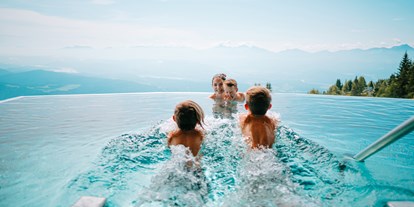 Familienhotel - Pools: Infinity Pool - Kärnten - 4.500 m² große Bade- und Wohlfühlwelt - Mountain Resort Feuerberg