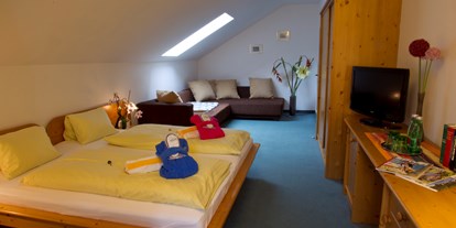 Familienhotel - Verpflegung: alkoholfreie Getränke ganztags inklusive - Kärnten - Doppelzimmer mit Sofa - Nockalm