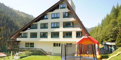 Familienhotel - Kinderbetreuung - Kärnten - Garten mit Trampolin und Hüpfburg - Nockalm