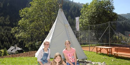 Familienhotel - Kinderbetreuung - Kärnten - Kinder am Tipi Zelt - Nockalm