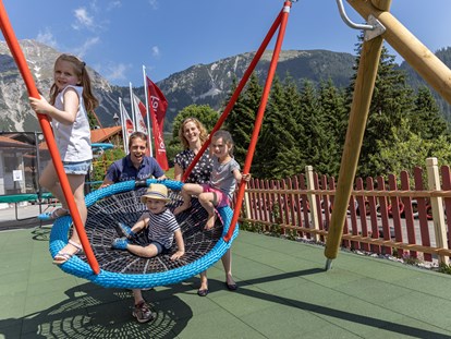 Familienhotel - Garten - Tirol - Abenteuer-Spielplatz - Familotel Kaiserhof****