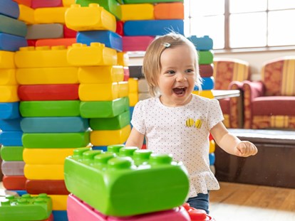 Familienhotel - Babybetreuung - Österreich - Spielzimmer mit großen Legosteinen - Familotel Kaiserhof****