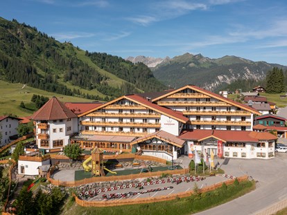 Familienhotel - Garten - Tirol - Außenansicht Hotel - Familotel Kaiserhof****