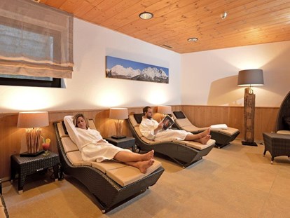 Familienhotel - Garten - Tirol - Liegebereich in Sauna und Dampfbad - Hotel babymio
