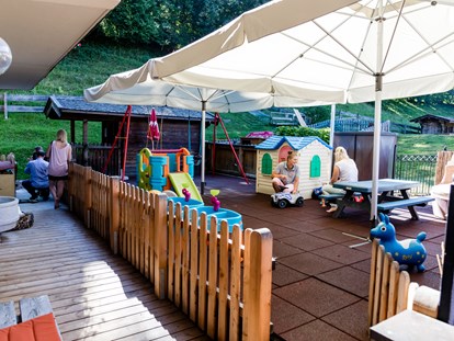 Familienhotel - Garten - Tirol - Spielterasse Kinderbetreuung - Hotel babymio