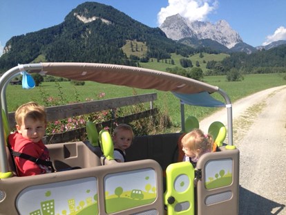 Familienhotel - Wellnessbereich - Tirol - E-Bus für Ausfahrten der Kinderbetreuung - Hotel babymio