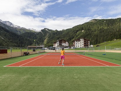 Familienhotel - Garten - Tirol - Tennis- & Mehrzwecksportplatz - Kinder- & Gletscherhotel Hintertuxerhof