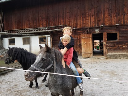 Familienhotel - Kinderbetreuung - Österreich - Besuch am Tuxer Bauernhof - Kinder- & Gletscherhotel Hintertuxerhof