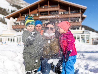 Familienhotel - Ladestation Elektroauto - Österreich - Schneespaß im Winter - Kinder- & Gletscherhotel Hintertuxerhof