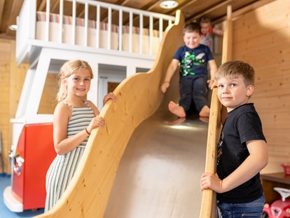 Familienhotel - Wellnessbereich - Tirol - Rutschspaß im Spielzimmer - Kinder- & Gletscherhotel Hintertuxerhof