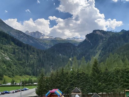 Familienhotel - Garten - Tirol - Ausblick zum Gletscher vom Zimmer aus. - Kinder- & Gletscherhotel Hintertuxerhof