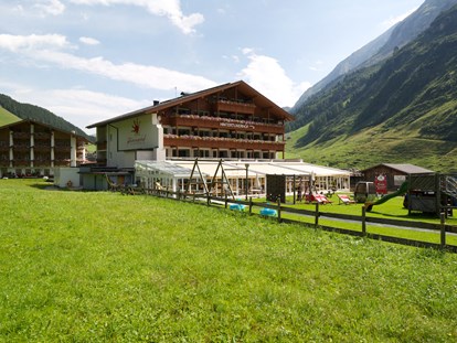 Familienhotel - Garten - Tirol - Ansicht Sommer - Kinder- & Gletscherhotel Hintertuxerhof