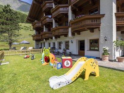Familienhotel - Garten - Tirol - Kinder- & Gletscherhotel Hintertuxerhof