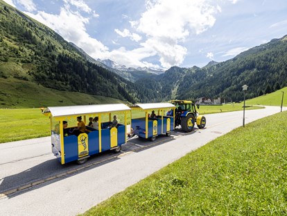 Familienhotel - Garten - Tirol - Im Sommer Ausfahrten mit unserem Panoramazug "Kurt, der Gletscherwurm" zu den Tuxer Bauernhöfen - Kinder- & Gletscherhotel Hintertuxerhof