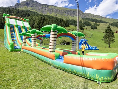 Familienhotel - Garten - Tirol - Wasserrutschen-Spaß im Sommer - Kinder- & Gletscherhotel Hintertuxerhof