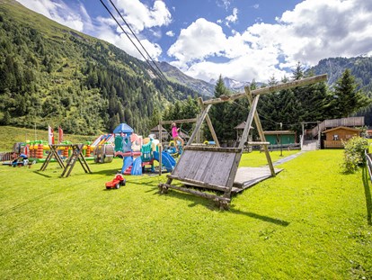 Familienhotel - Wellnessbereich - Tirol - Unser Spielplatz mit Hüpfburg - Kinder- & Gletscherhotel Hintertuxerhof