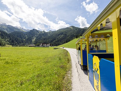 Familienhotel - Wellnessbereich - Tirol - Im Sommer Ausfahrten mit unserem Panoramazug "Kurt, der Gletscherwurm" zu den Tuxer Bauernhöfen - Kinder- & Gletscherhotel Hintertuxerhof