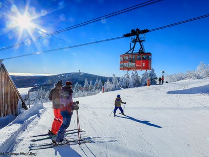 Familienhotel - Babybetreuung - Sachsen - Lust auf Skifahren? :) 55 km Pisten in der Interskiregion Fichtelberg/Klinovec - Schneesicherheit durch Großbeschneiung im Skigebiet - Elldus Resort - Familotel Erzgebirge