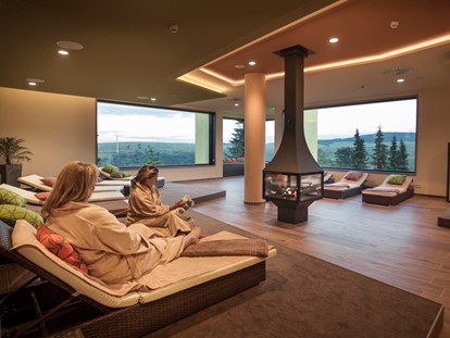 Familienhotel - WLAN - Sachsen - Einfach mal entspannen und nichts tun - zum Beispiel im Panorama-Ruheraum mit Blick auf die Erzgebirgslandschaft... - Elldus Resort - Familotel Erzgebirge