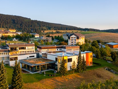 Familienhotel - Teenager-Programm - Sachsen - Das Elldus Resort aus der Vogelperspektive... - Elldus Resort - Familotel Erzgebirge