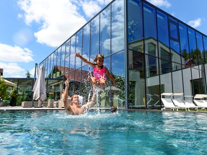 Familienhotel - Pools: Infinity Pool - Bayerischer Wald - Außenpool im Wald-BAD - ULRICHSHOF Nature · Family · Design