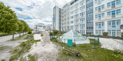 Familienhotel - Wellnessbereich - Mecklenburg-Vorpommern - Die Außenansicht des Arkona Strandhotels.  - Arkona Strandhotel