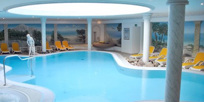 Familienhotel - Wellnessbereich - Mecklenburg-Vorpommern - Der 28°C warme Pool des Arkona Strandhotels inklusive einem Hot-Whirlpool. Weiterhin bieten wir Ihnen verschiedene Saunen an.  - Arkona Strandhotel