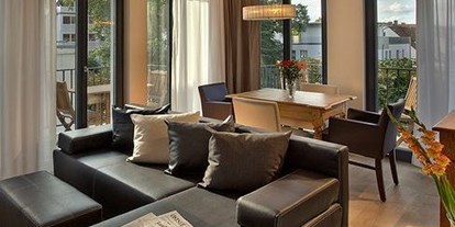 Familienhotel - Umgebungsschwerpunkt: Meer - Ostsee - Sitzbreich in der Suite - Suite Hotel Binz