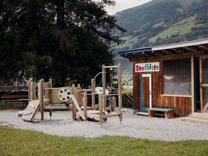 Familienhotel - Pools: Außenpool beheizt - Österreich - Spielplatz mit überdachter XXL-Sandkiste - Habachklause Familien Bauernhof Resort