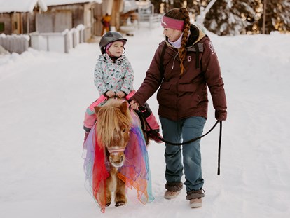 Familienhotel - Reitkurse - Österreich - Reitpädagogik mit unseren Ponys im Winter, ab April gibt es Ponyreiten. - Habachklause Familien Bauernhof Resort