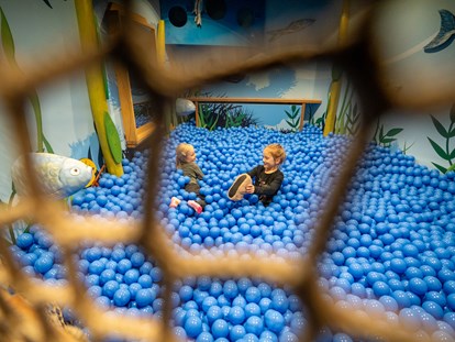 Familienhotel - Babyphone - Salzburg - Unterwasserwelt - eintauchen in das blaue Bällemeer  - Habachklause Familien Bauernhof Resort