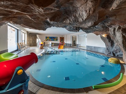 Familienhotel - Pools: Schwimmteich - Österreich - Familien-Kinderbad mit 33-34 °C - Naturhotel Kitzspitz