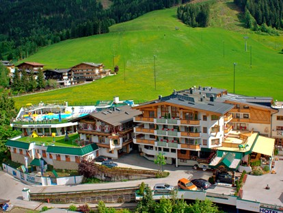 Familienhotel - Reitkurse - Österreich - Über den Dächern von Hinterglemm, umgeben von Wiesen - Wellness-& Familienhotel Egger