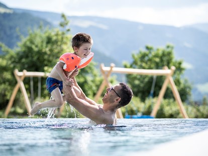 Familienhotel - Schwimmkurse im Hotel - Italien - Family Spa - Das Mühlwald - Quality Time Family Resort